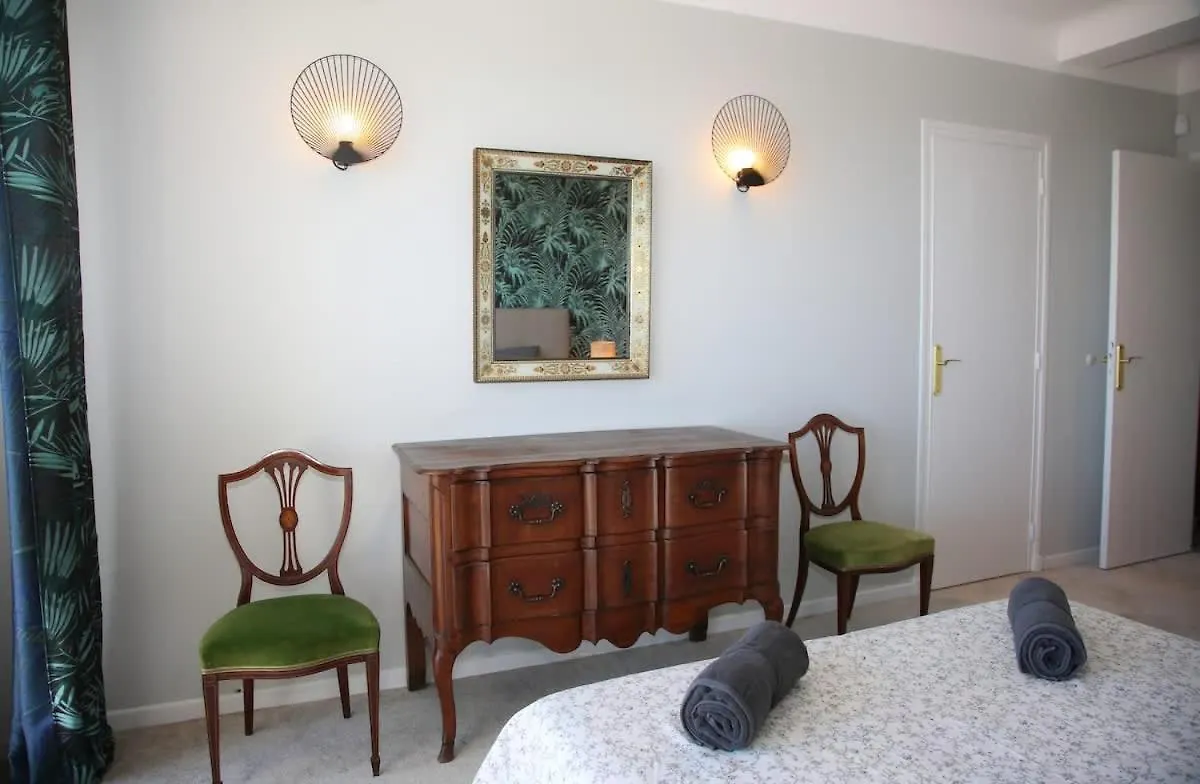 2 Bedroom Apartment With Mountain And Sea View Antibes Francie