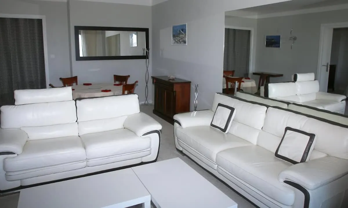 2 Bedroom Apartment With Mountain And Sea View Antibes 0*,  Francie